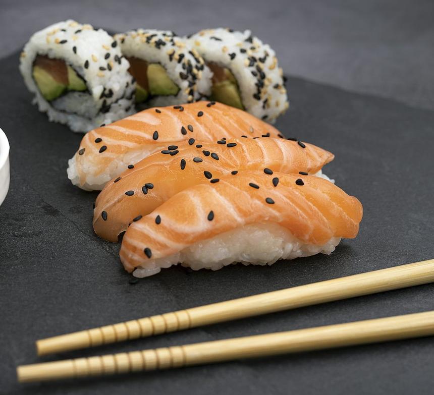 サーモンのにぎりと巻きずし、箸